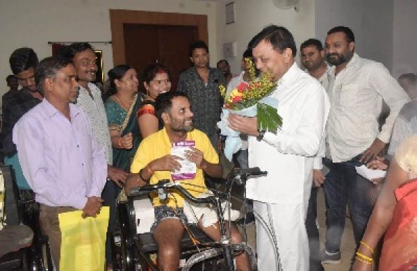 श्रम मंत्री लखन लाल देवांगन ने दिव्यांगजनों को वितरित किए मोटराइज्ड ट्राइसाइकल