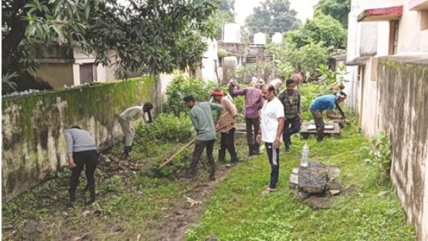एमआईसी सदस्य के पहल से सेक्टर सात के बैक लाईन के सफाई कार्य शुरू