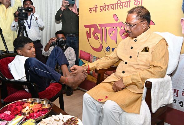  हाथ नहीं, पैरों से मुख्यमंत्री साय को वर्षा ने बांधी राखी