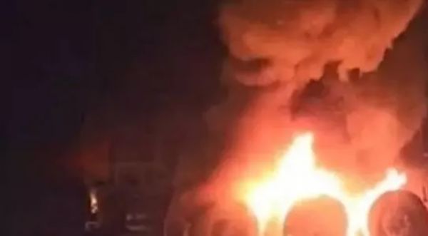 चलती ट्रक जलकर खाक