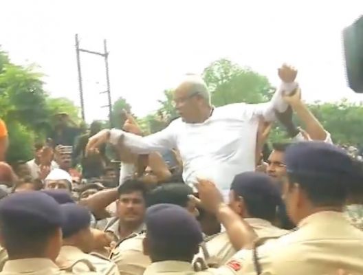 बैरिकेड पर चढ़े भूपेश, पुलिस के साथ हुई झूमाझटकी