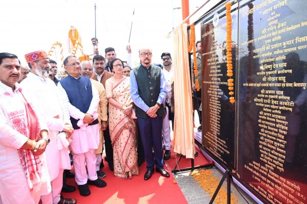 राज्यपाल श्री रमेन डेका और मुख्यमंत्री श्री विष्णु देव साय ने पूर्व प्रधानमंत्री भारत रत्न स्वर्गीय श्री अटल बिहारी वाजपेयी की प्रतिमा पर माल्यार्पण कर उन्हें नमन किया