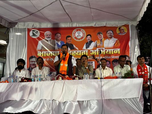 नितिन नबीन पहुंचे रायपुर उरला के मतदान केंद्र , सैकड़ों श्रमिको को दिलाई सदस्यता