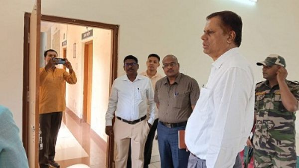 संभाग आयुक्त ने एसडीएम एवं तहसील कार्यालय का किया निरीक्षण