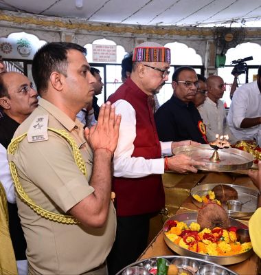 राज्यपाल श्री रमेन डेका ने डोंगरगढ़ में माँ बम्लेश्वरी की पूजा-अर्चना की