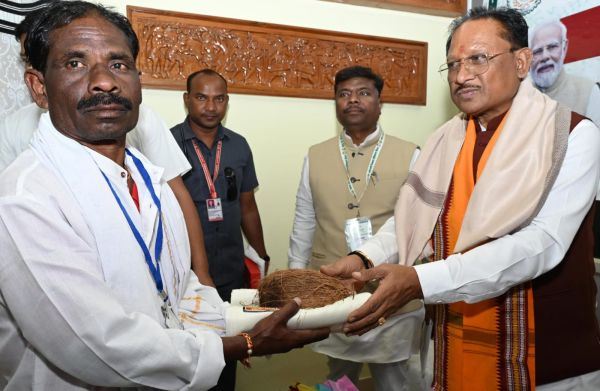  जनजातीय परंपरा के संरक्षक बैगा, गुनिया और सिरहा को मुख्यमंत्री ने किया सम्मानित