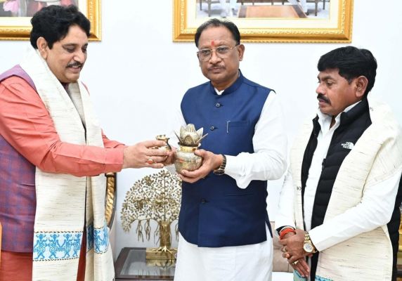 उत्तरप्रदेश के दो मंत्रियों ने पवित्र गंगा जल और प्रतीक चिन्ह भेंट कर  मुख्यमंत्री साय को आमंत्रित किया