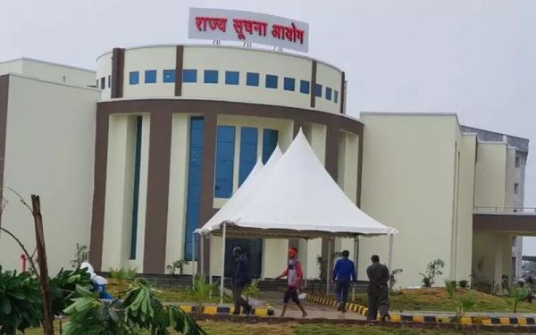  पेशी की तारीख आई नहीं, और अपीलार्थी को दर्शा दिया अनुपस्थित...