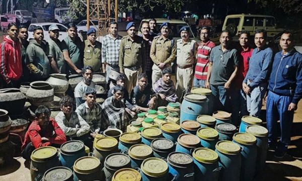 उडांगी जंगल में पुलिस का बड़ा अभियान: 1,575 लीटर शराब जब्त, 8 गिरफ्तार