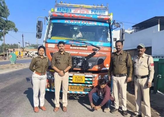 टमाटर की आड़ में शराब तस्करी, 1 आरोपी गिरफ्तार...