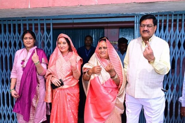 खाद्यमंत्री दयालदास ने अपने गृहग्राम कुरा में किया मताधिकार का प्रयोग