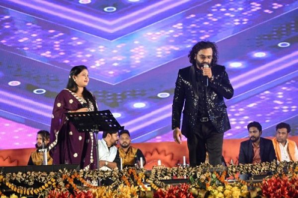 राजिम कुंभ कल्प : सांस्कृतिक मंच पर अनुराग शर्मा के गीतों में झूमे दर्शक