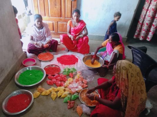 नक्सल प्रभावित गांव की महिलाओं ने नक्सलियो के डर से छोड़ा गांव, पांच सालों से होली के मौके पर गुलाब बनाकर कमा रही हजारों रूपए 