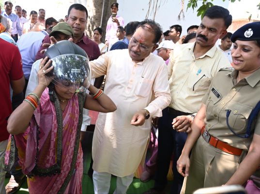 मुख्यमंत्री श्री विष्णु देव साय ने चौपाल में अपने हाथों से दो युवाओं को पहनाया हेलमेट