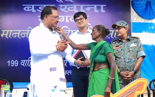 मुख्यमंत्री को माँ ने दिया अपना आशीर्वाद&mdash;स्नेह से छुआ गाल, हृदय से कहा धन्यवाद