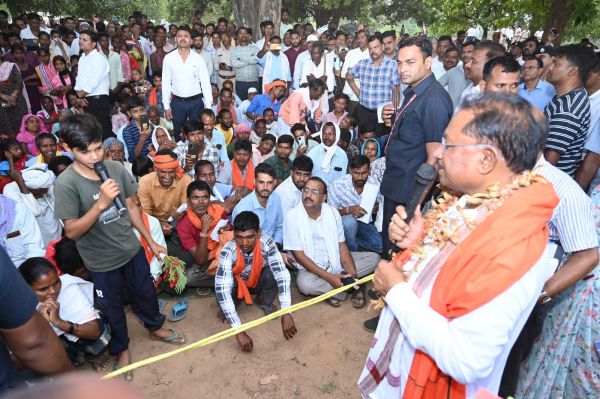 मुख्यमंत्री श्री विष्णु देव साय का हरगवां गांव में औचक दौरा