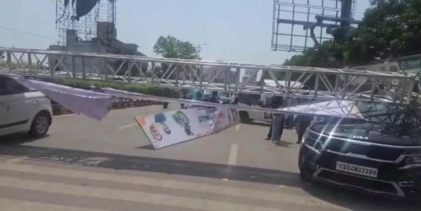 मरीन ड्राइव में हादसा: सड़क पर गिरा होर्डिंग का फ्रेम, दो गाड़ियां क्षतिग्रस्त