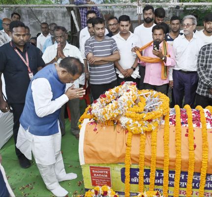 मुख्यमंत्री श्री विष्णु देव साय ने शहीद एएसपी श्री आकाश राव गिरपुंजे के निवास पहुंचकर दी श्रद्धांजलि