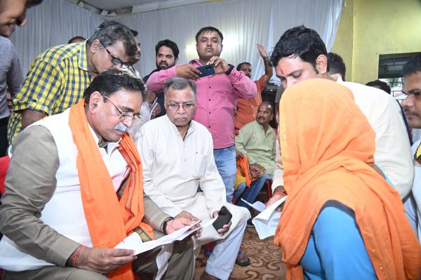 पूर्व कैबिनेट मंत्री और विधायक राजेश मूणत ने हीरापुर से किया जनचौपाल कार्यक्रम का आगाज