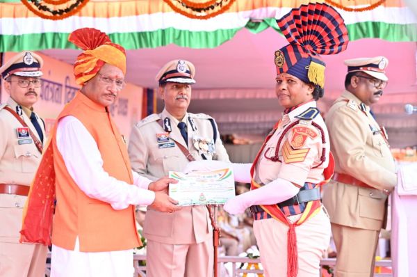 स्वतंत्रता दिवस समारोह: मुख्यमंत्री ने 35 पुलिस अधिकारियों एवं जवानों को पुलिस पदकों से किया सम्मानित
