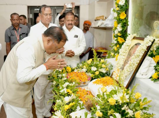मुख्यमंत्री श्री विष्णु देव साय ने पूर्व विधानसभा उपाध्यक्ष स्वर्गीय श्री बनवारी लाल अग्रवाल को दी श्रद्धांजलि