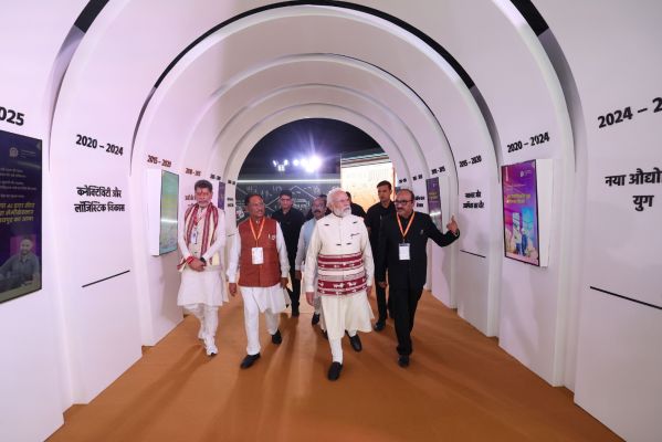 प्रधानमंत्री श्री नरेंद्र मोदी ने राज्योत्सव स्थल पर विभिन्न विभागों द्वारा आयोजित प्रदर्शनी का किया शुभारंभ