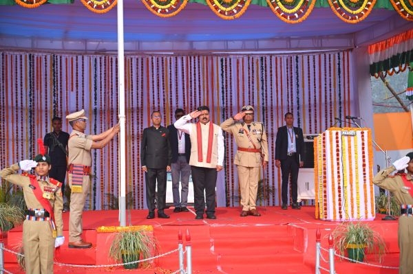 उप मुख्यमंत्री श्री विजय शर्मा ने गणतंत्र दिवस पर अम्बिकापुर के पीजी कॉलेज मैदान में फहराया राष्ट्रीय ध्वज