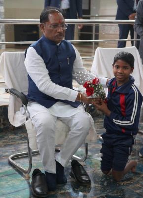 दिव्यांग बच्चों के बीच पहुंचे मुख्यमंत्री श्री साय