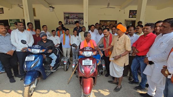 उपमुख्यमंत्री श्री विजय शर्मा की तत्परता से दो दिव्यांगों को मिली स्कूटी