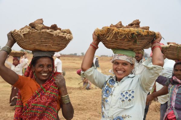 छत्तीसगढ़ में आर्थिक और सामाजिक सशक्त हो रहीं महिला श्रमिक