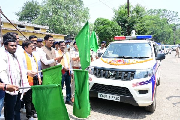 वित्त मंत्री श्री ओपी चौधरी ने रायगढ़ को मिली 16 अत्याधुनिक डायल-112 ईआरवी वाहनों को दिखाई हरी झंडी
