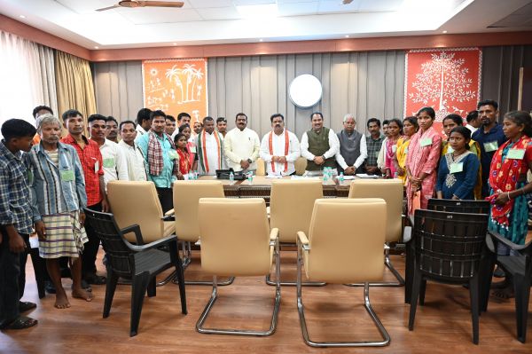 उप मुख्यमंत्री श्री विजय शर्मा ने नक्सल प्रकरणों की वापसी को लेकर बस्तर के युवाओं से की मुलाकात