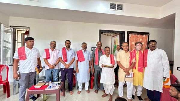 जोहार छत्तीसगढ़ पार्टी की मासिक बैठक में अमित बघेल, अजय यादव एवं दिनेश वर्मा का अभिनंदन। 