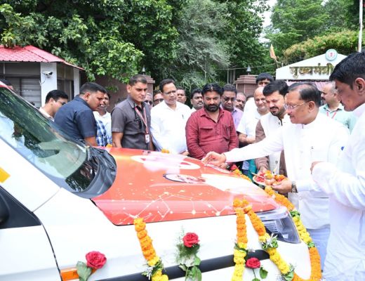 मुख्यमंत्री श्री विष्णु देव साय ने धरसींवा विधानसभा को दी निःशुल्क एम्बुलेंस की सौगात