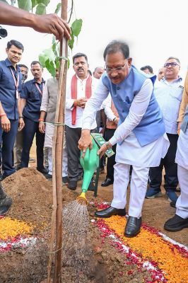 मुख्यमंत्री  श्री विष्णुदेव साय ने अपनी माँ के नाम पर लगाया पीपल का पौधा, वन महोत्सव-2026 का हुआ शुभारंभ