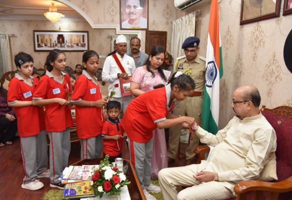 लोक भवन में गूंजा अपनत्व का संदेश, दिव्यांग बच्चों ने राज्यपाल श्री रमेन डेका को बांधा रक्षा सूत्र