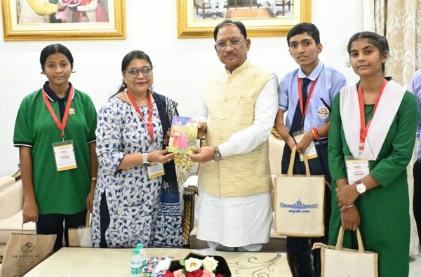 राष्ट्रपति से भेंट कर लौटे प्रतिभावान विद्यार्थियों ने मुख्यमंत्री श्री विष्णु देव साय से की सौजन्य मुलाकात