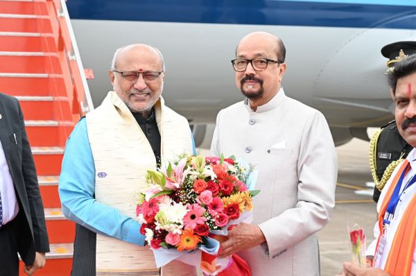 राज्यपाल श्री डेका ने उपराष्ट्रपति श्री राधाकृष्णन का किया आत्मीय स्वागत
