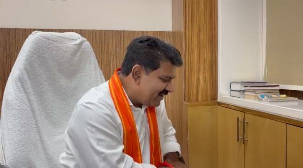 कवर्धा मेडिकल कॉलेज में प्रवेश लेने वाले जिले के प्रथम छात्र हिमांशु को उप मुख्यमंत्री श्री विजय शर्मा ने फोन कर दी बधाई एवं शुभकामनाएं