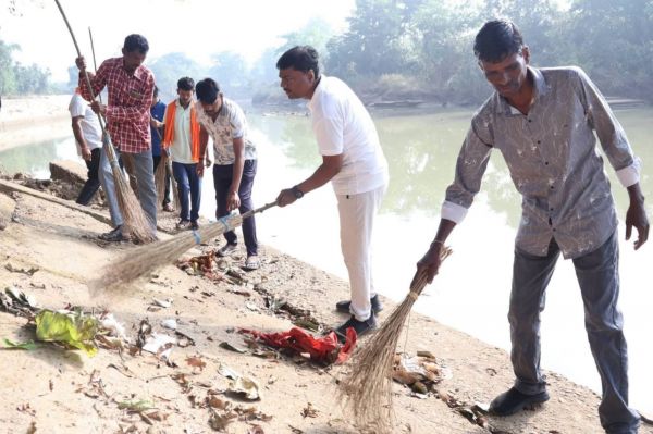 वन मंत्री श्री केदार कश्यप ने लोगों के साथ किया श्रमदान, मारकंडी नदी घाट और प्राकृतिक जल कुंड की सफाई