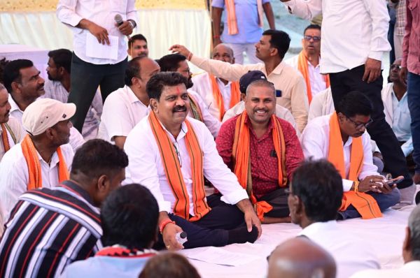 ग्रामीणों के बीच जमीन पर बैठकर उप मुख्यमंत्री ने किया आत्मीय संवाद, 74.80 लाख रुपए के विकास कार्यों की दी सौगात