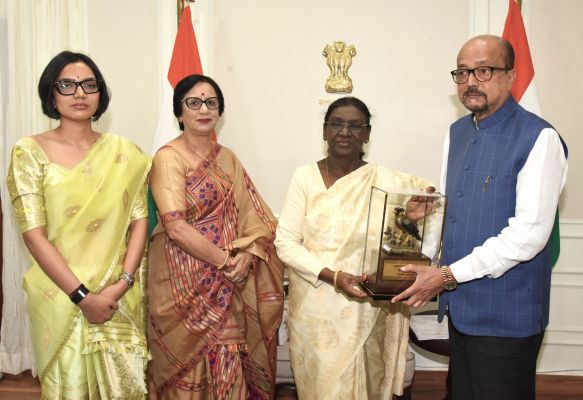 राष्ट्रपति श्रीमती द्रौपदी मुर्मु को राज्यपाल श्री रमेन डेका ने भेंट की पहाड़ी मैना  की प्रतिकृति