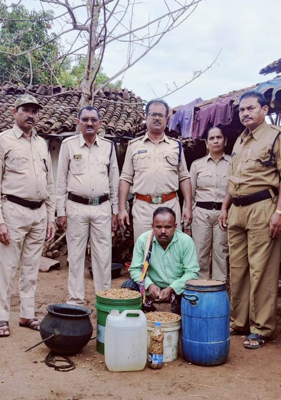 दस लीटर महुआ शराब व 70 किलो महुआ लाहन जप्त