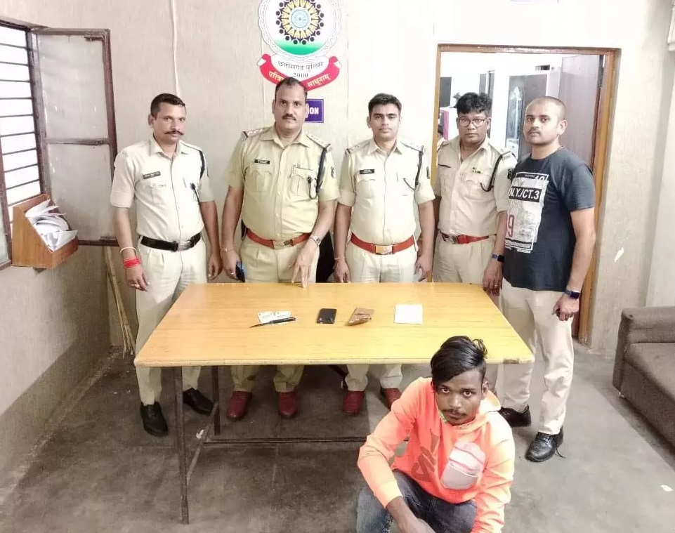 चाकू दिखाकर लूटपाट करने वाले अपचारी सहित 2 गिरफ्तार