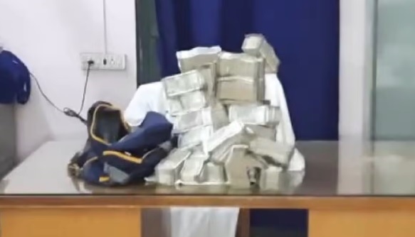 कांग्रेसी विधायकों की गाड़ी से मिला 48 लाख कैश, गिरफ्तार...