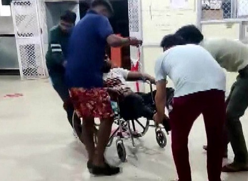 दो परिवार के बीच बढ़ा विवाद, फेंक दिया बम : 1 की मौत, 15 घायल...