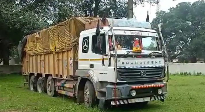 बैरियर तोड़कर वनकर्मियों को कुचलने की कोशिश करने वाला तस्कर गिरफ्तार...