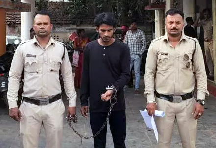 गाड़ी का हैंडल टकराया तो किया चाक़ू से वार, गिरफ्तार...