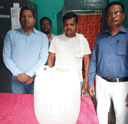 आबकारी अमले ने किया 18 लीटर महुआ शराब जप्त