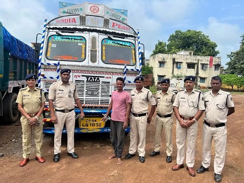 पुलिस ने स्क्रैप से भरा ट्रक किया जब्त